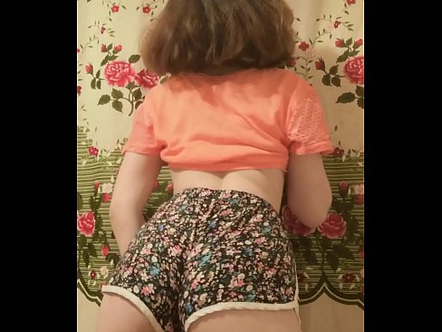 ❤️ Garota jovem e sexy tirando seus shorts da câmera ❤️❌ Porno em nós ☑