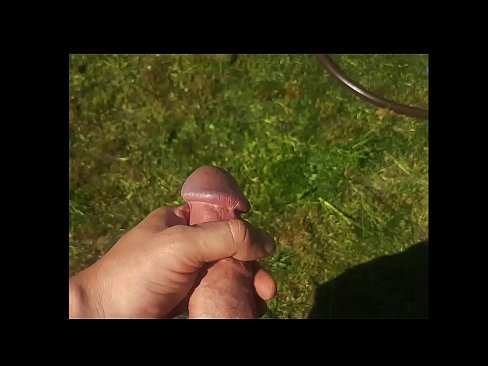 ❤️ A boazona se fode e se ejacula com um esguicho em um jardim de verão ❤️❌ Porno em nós ☑