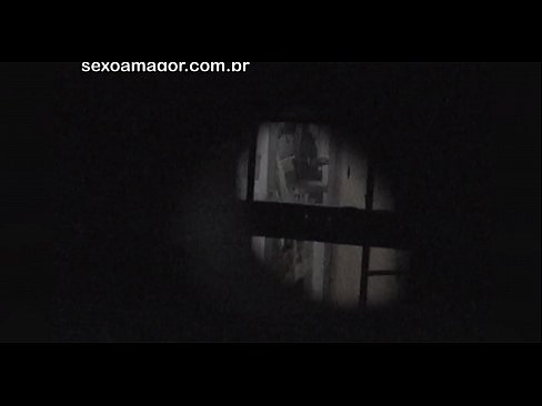 ❤️ Lourinho é secretamente filmado por um voyeur de bairro escondido atrás de tijolos ocos ❤️❌ Porno em nós ☑