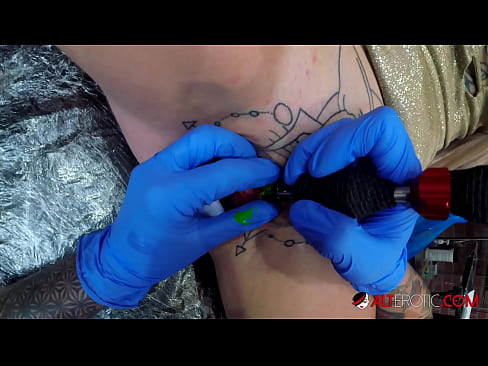 ❤️ Extremamente tatuada, a brasa Sully Savage fez uma tatuagem em seu clítoris ❤️❌ Porno em nós ☑